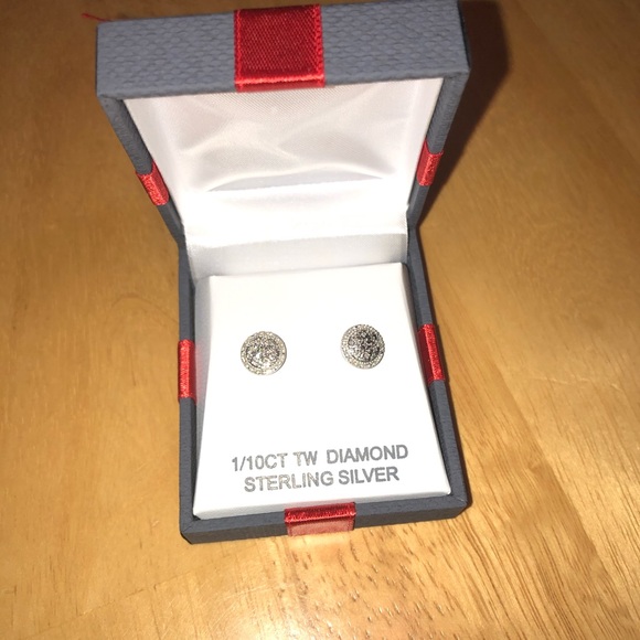 Genuine Diamonds Stud Earrings. E:4 - Picture 7 of 8